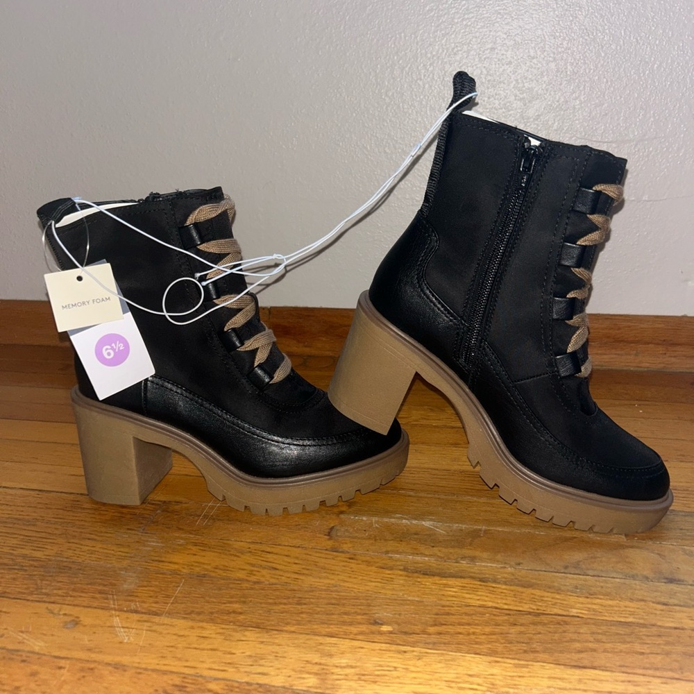 Universal Thread Heeled Lace Up Hiking Boots in Black